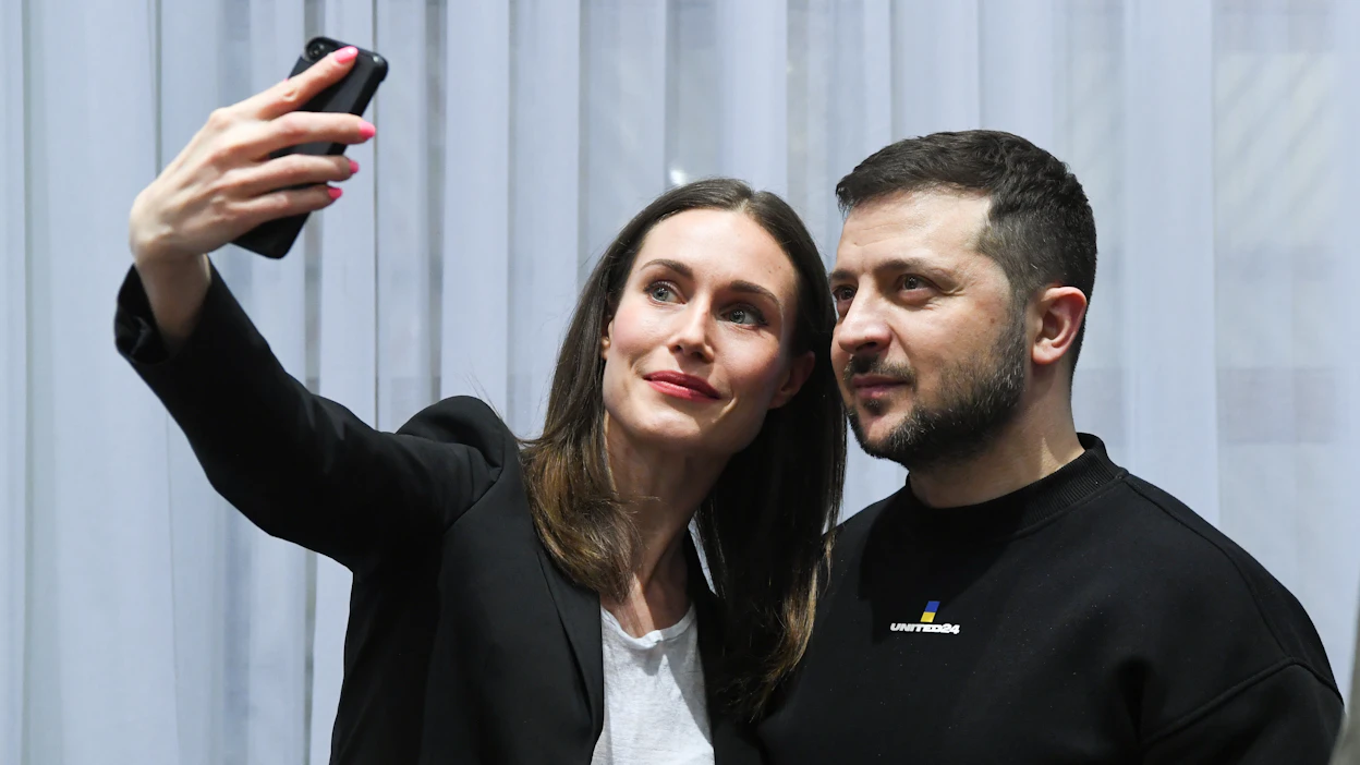 Suomen pääministeri Sanna Marin (sd.) otti EU:n ylimääräisessä huippukokouksessa Brysselissä yhteiskuvaa Ukrainan presidentti Volodymyr Zelenskyin kanssa.