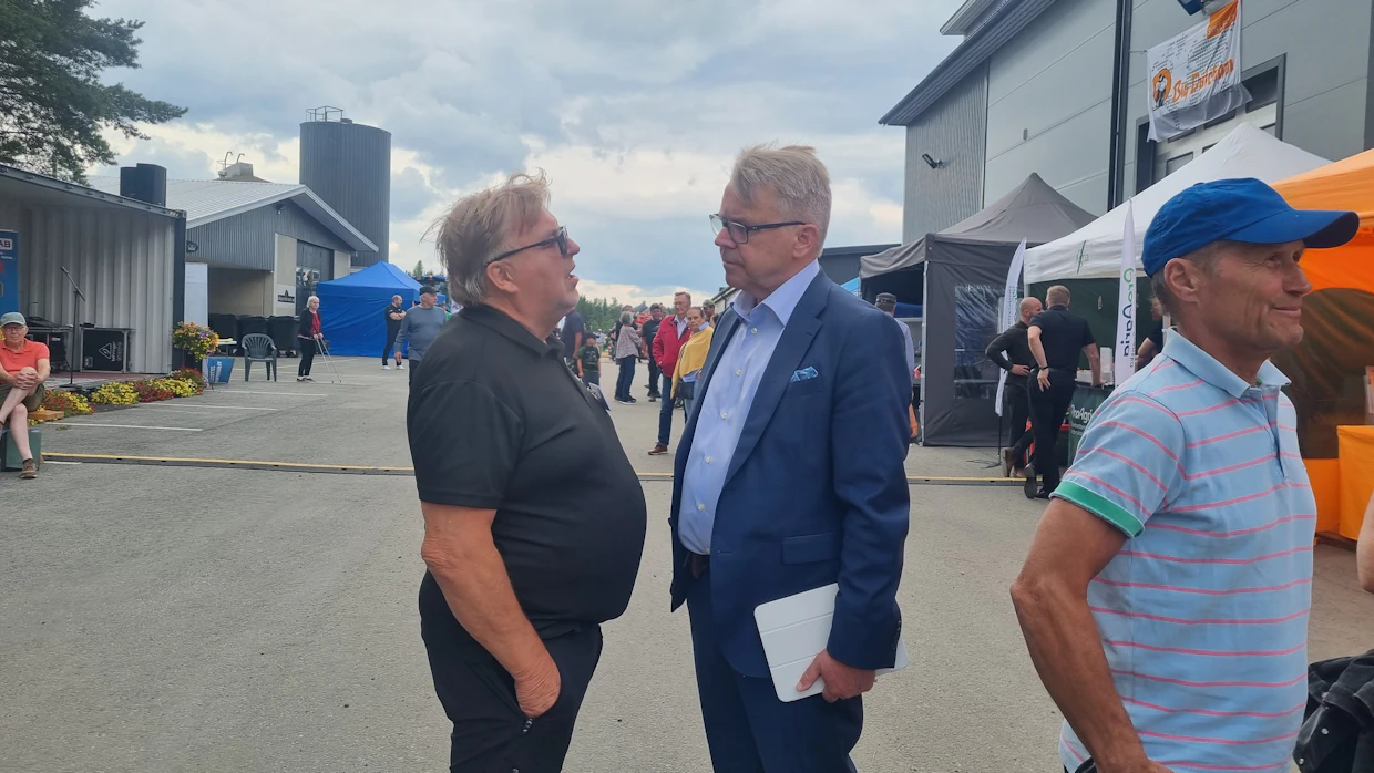 Krister Huldénilla (vas.) oli paljon asiaa kristillisdemokraattien kansanedustaja Peter Östmanille.