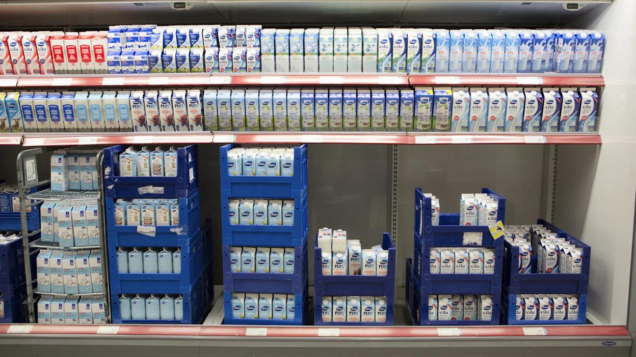 Maitohyllyllä kaupan oma merkki eli private label voi tarkoittaa kaupparyhmästä riippuen Pirkkaa, Kotimaista tai Pohjolan meijeriä.
