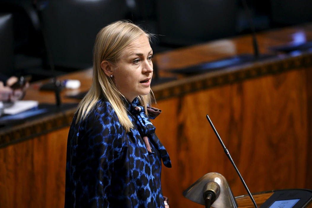 "Muuttunut turvallisuusympäristö edellyttää Suomelta toimia puolustuksen vahvistamiseksi", ulkoministeri Elina Valtonen (kok.) sanoi esitellessään hallituksen esitystä. LEHTIKUVA / Vesa Moilanen.