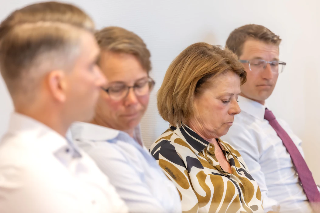 Eronneen hallituksen jäsenistä Valtteri Gundersby, (vas.), Salla Varenti, Carina Nyholm ja Aki Karhapää kuvattuna tiistai-illan kokouksessa.
