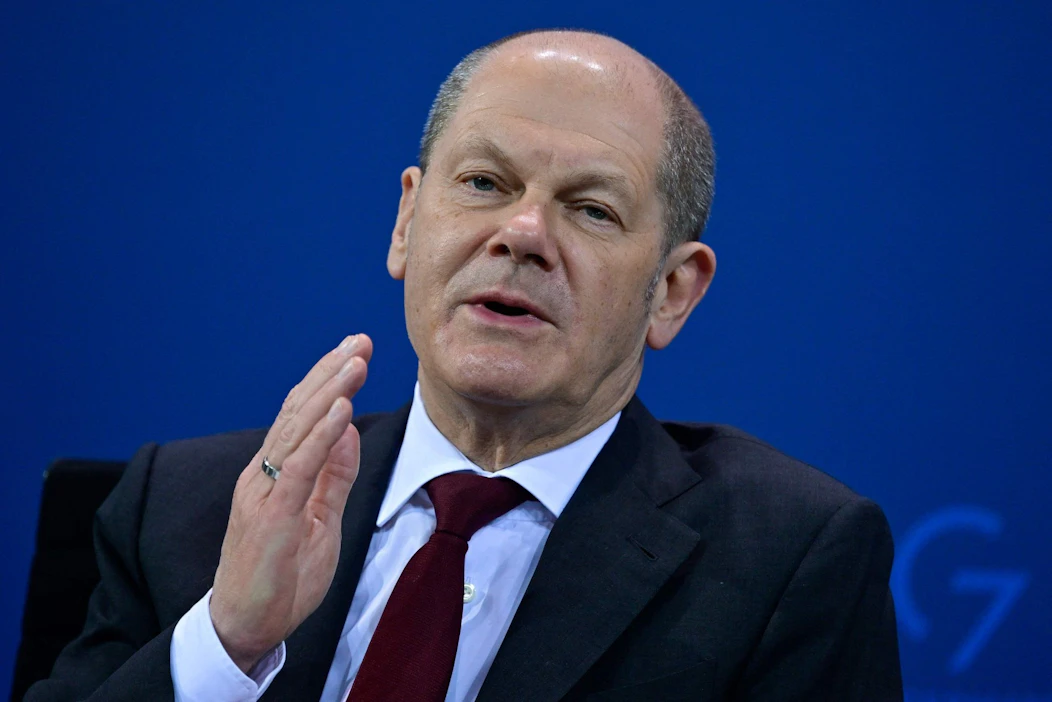 Saksan liittokansleri Olaf Scholz torjuu tiukasti syytökset, joiden mukaan SPD suhtautuisi aivan liian lempeästi Venäjään. LEHTIKUVA/AFP.