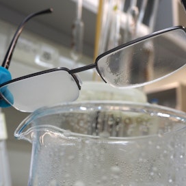 Keksinnön avulla ligniiniä voidaan käyttää esimerkiksi silmälasien huurtumisenestopinnoitteissa. 