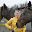 Katri Palo-oja-Mertanen hevostensa Lassin ja Selman kanssa. Kaikki kolme tietävät paljon johtamisesta.