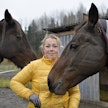 Kengittäjän hevoset Lassi ja Selma asuvat Lempäälässä. Katri Palo-oja-Mertanen halusi hevosensa pihattoon ja hoitaa niitä itse.