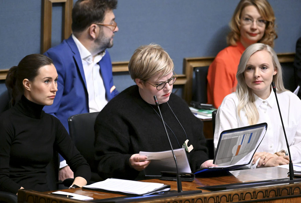 Sanna Marinin hallituksen taru alkaa olla lopussa. Valtiovarainministeri Annika Saarikon johtama keskusta ja ympäristöministeri Maria Ohisalon johtamat vihreät eivät enää näytä sopivan samaan koalitioon.