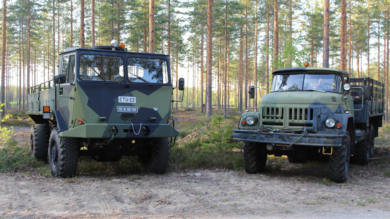 Armeija käytti 1970-luvun alkupuolelta lähtien kotimaista Sisu A-45- ja neuvostoliittolaista ZiL-131-maastokuorma-autoa monipuolisiin tehtäviinsä. Molemmat ajoivat asiansa, mutta läntiset ja itäiset maasturinäkemykset olivat erilaisia. 