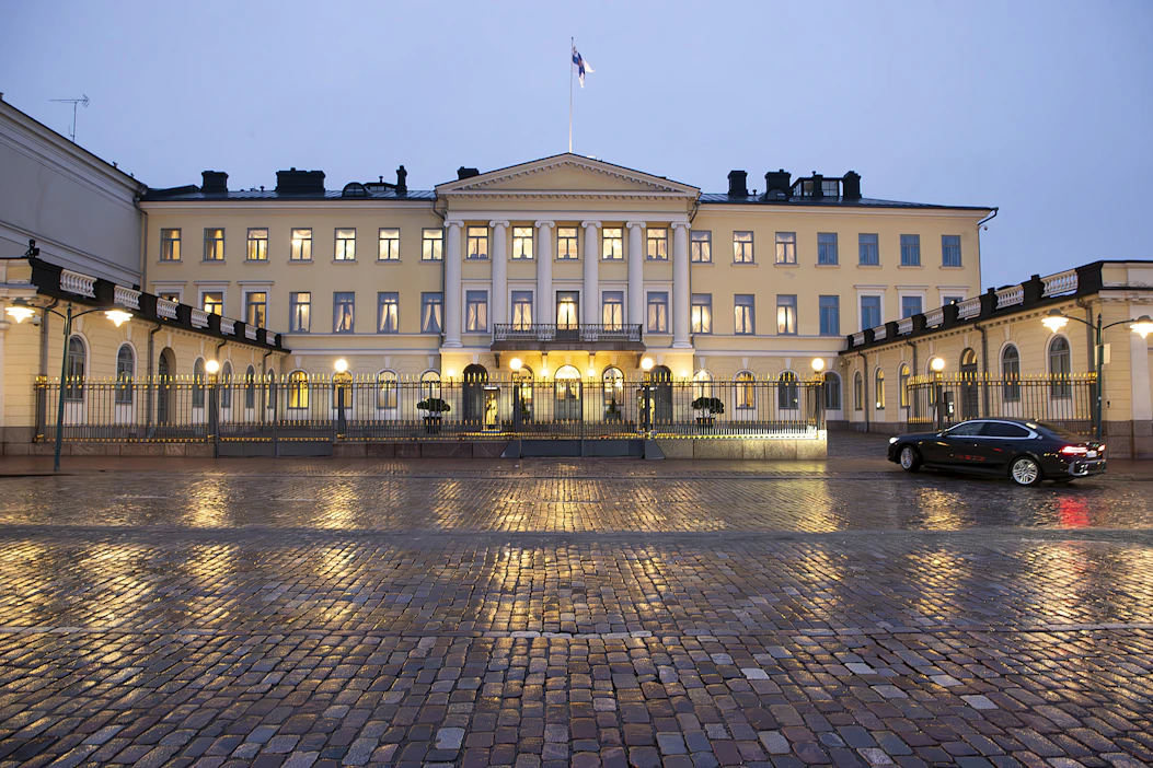Ulkopolitiikkaa johtaa presidentti yhteistyössä valtioneuvoston kanssa.