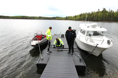 Laiturin ja kävelysillan suuntaus tarkistetaan jälkikäteen. Tarmo Eronen säätää suuntauksen kohdalleen. Laiturilla myös omistaja Tero Manninen (vas.) ja Johannes Laukkanen. 