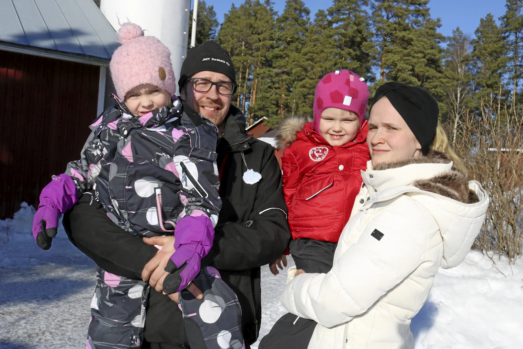 Elina ja Jarno Järvenoja kehittävät maitotilaa pitkäjänteisesti. Kuvassa Taimi ja Tilta. Yhdeksän kuukauden ikäinen Toive oli kuvaushetkellä päiväunilla.