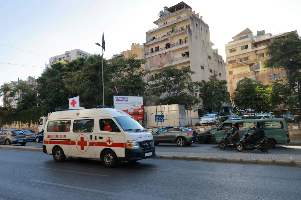 Libanonin Punaisen Ristin ambulanssi kiidätti loukkaantuneita ihmisiä sairaalaan Beirutissa. LEHTIKUVA/AFP.
