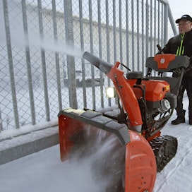 Polttomoottorilla toimiva lumilinko on parhaimmillaan, kun lumen kolaaminen käy raskaaksi, pienkonekauppias Paavo Vasara Sodankylästä sanoo.