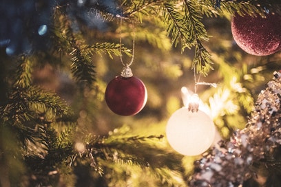 Lasiset joulukuusenkoristeet ovat karsiutuneet pois vuosien saatossa, sillä kuusi kaatuu joka jouluna.