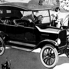Vuosina 1908-1927 tehty T-model oli ensimmäinen menestystuote. Niitä valmistui kaikkiaan 15 007 034 kappaletta, hurjimmillaan Highland Parkin tehdas tuotti 9109 autoa vuorokaudessa. T-Fordin sai vuodesta 1914 lähtien pelkästään mustana, koska se oli ainoa väri, joka kuivui riittävän nopeasti. Suomeen T-Fordia tuotiin noin 7000 kappaletta.
