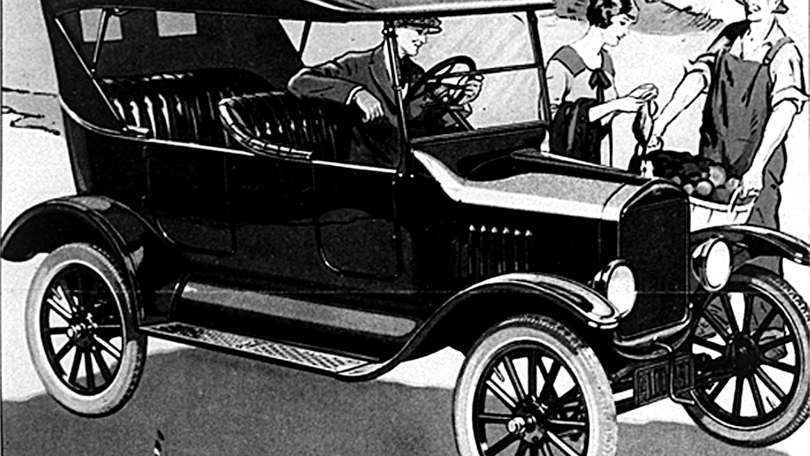 Vuosina 1908-1927 tehty T-model oli ensimmäinen menestystuote. Niitä valmistui kaikkiaan 15 007 034 kappaletta, hurjimmillaan Highland Parkin tehdas tuotti 9109 autoa vuorokaudessa. T-Fordin sai vuodesta 1914 lähtien pelkästään mustana, koska se oli ainoa väri, joka kuivui riittävän nopeasti. Suomeen T-Fordia tuotiin noin 7000 kappaletta.