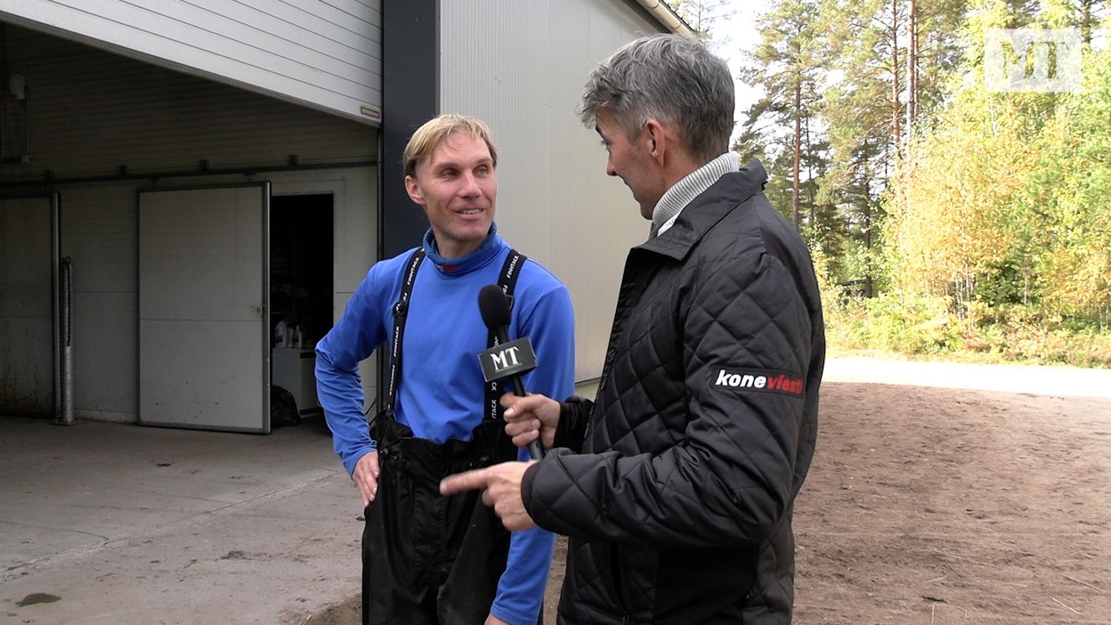 Teemu Toroska esittelee Juha Jokiselle ja katsojille Kokemäellä sijaitsevat hienot puitteensa.