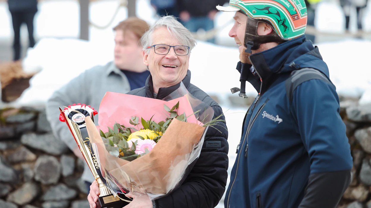 Kuvassa voittokukat sylissään iloitseva Ahti Ruoppila on tullut viime aikoina tutuksi menestysravuri Issakan Valon omistajana. Oikealla hevosen valmentaja Antti Tupamäki.