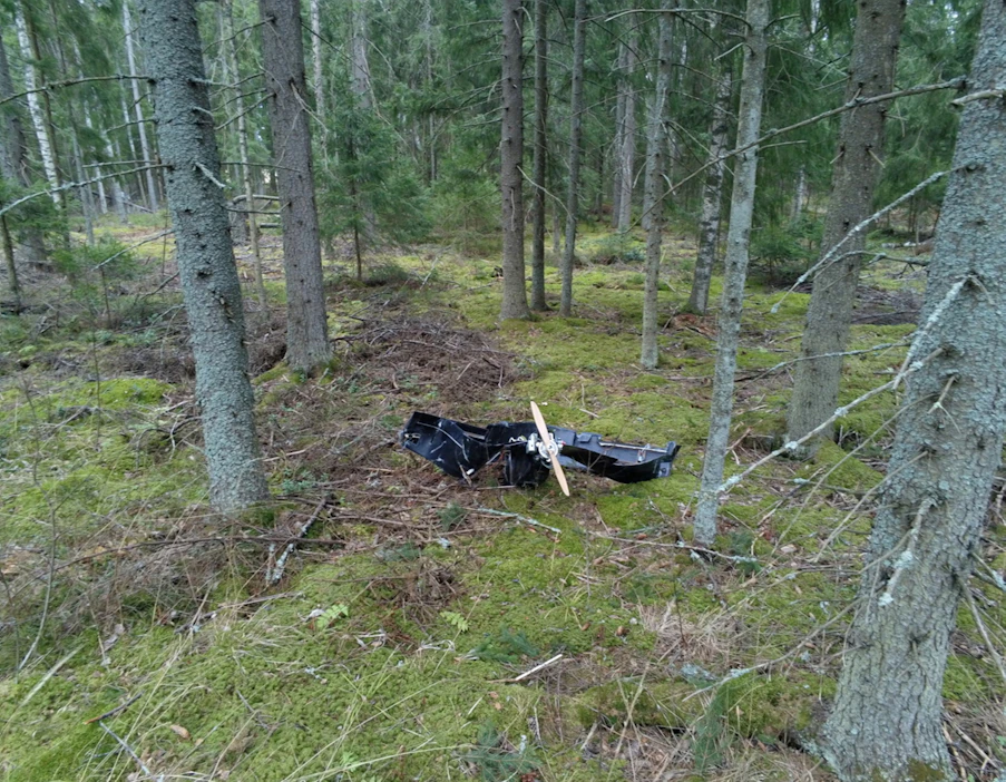 Kouvolan pohjoisosista löytyi drooni huhtikuussa. Pudonnutta droonia ei saa lähestyä räjähdysvaaran vuoksi, vaan siitä pitää ilmoittaa hätäkeskukseen. POLIISI / HANDOUT / LEHTIKUVA.