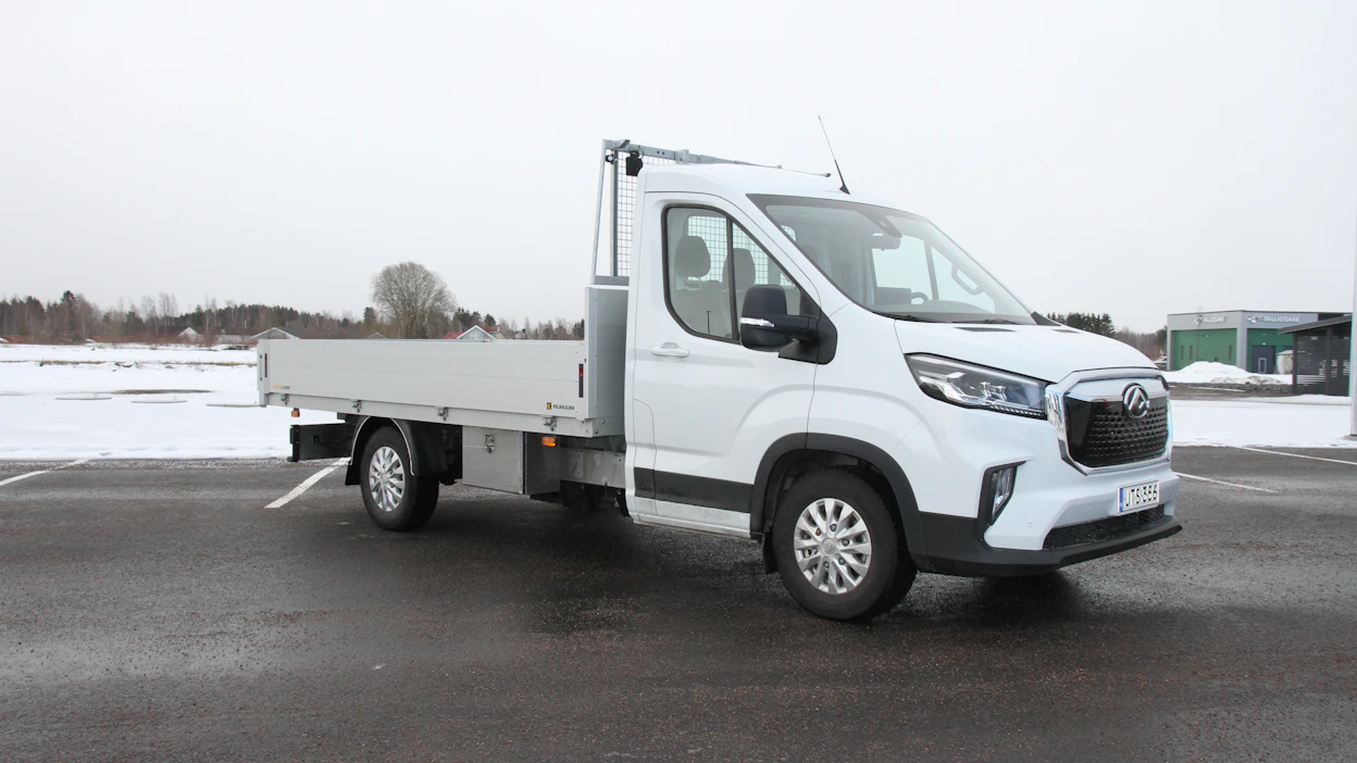 Maxus e-Deliver 9 on saatavilla umpipakettiautona sekä kahtena eri alustaversiona. Perään voi kytkeä enintään 1 200 kg painoisen jarrullisen vaunun. Alustamallin verollinen hinta on 71 672 euroa. Takuu on viisi vuotta ja ajoakulla kahdeksan vuotta.