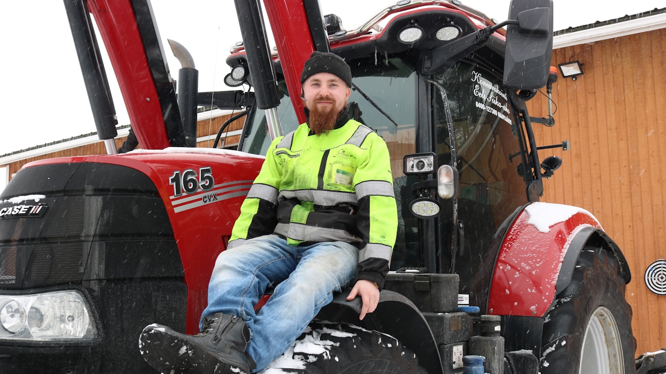 Haapajärvinen Eeli Siika-aho on tehnyt nuoren elämäntyönsä traktoriurakoinnin parissa.