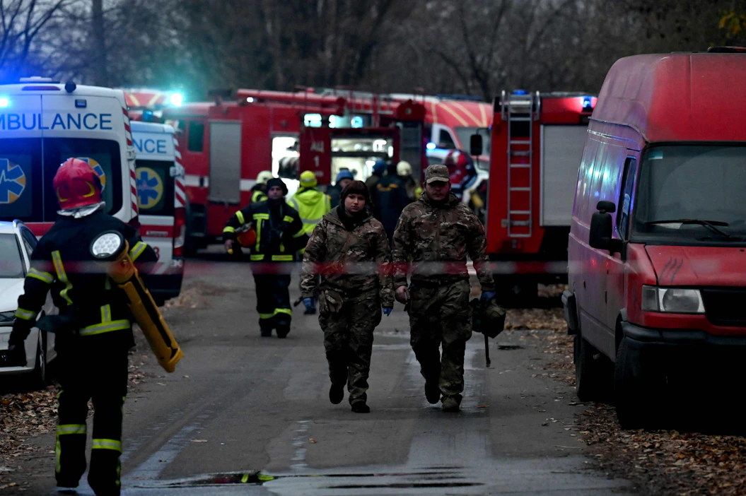 Kiovassa pelastustyöntekijät tutkivat aluetta, jolla ohjuksen kerrottiin osuneen asuinrakennukseen. Lehtikuva/AFP.