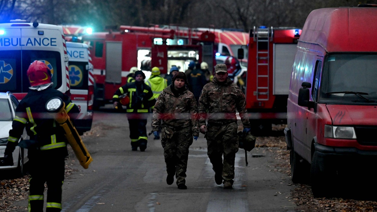 Kiovassa pelastustyöntekijät tutkivat aluetta, jolla ohjuksen kerrottiin osuneen asuinrakennukseen. Lehtikuva/AFP. 