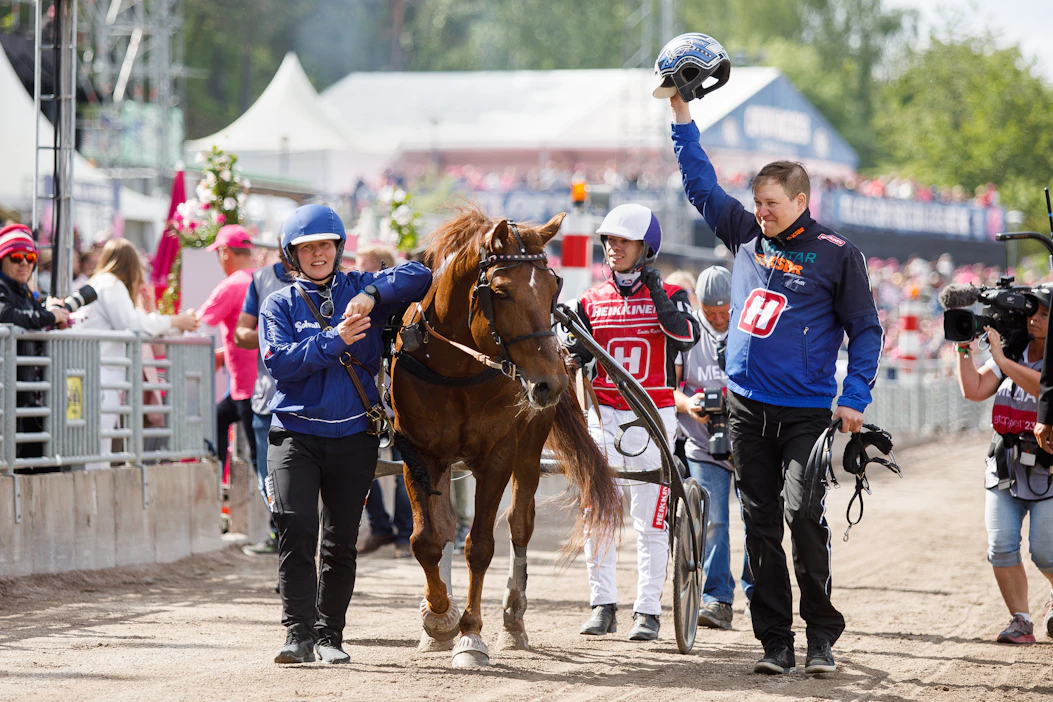 Se on siinä! Evartin Elitkampen on kotona ja taustajengi Jutta Ihalainen, Santtu Raitala ja Antti Ojanperä eivät unohtaneet kiittää yleisöä - eivät todellakaan!