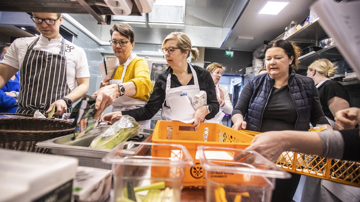 Olli Takanen (vas.) opastaa Heli Nyqvistiä, Tarja Pennalaa ja Marjo Yrjölää.