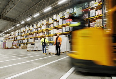 Akumatti Leskinen (kuvassa vasemmalla) työskentelee Lidlin Laukaan jakelukeskuksen tavaranhallintapäällikkönä ja Toni Pigg logistiikkapäällikkönä. 