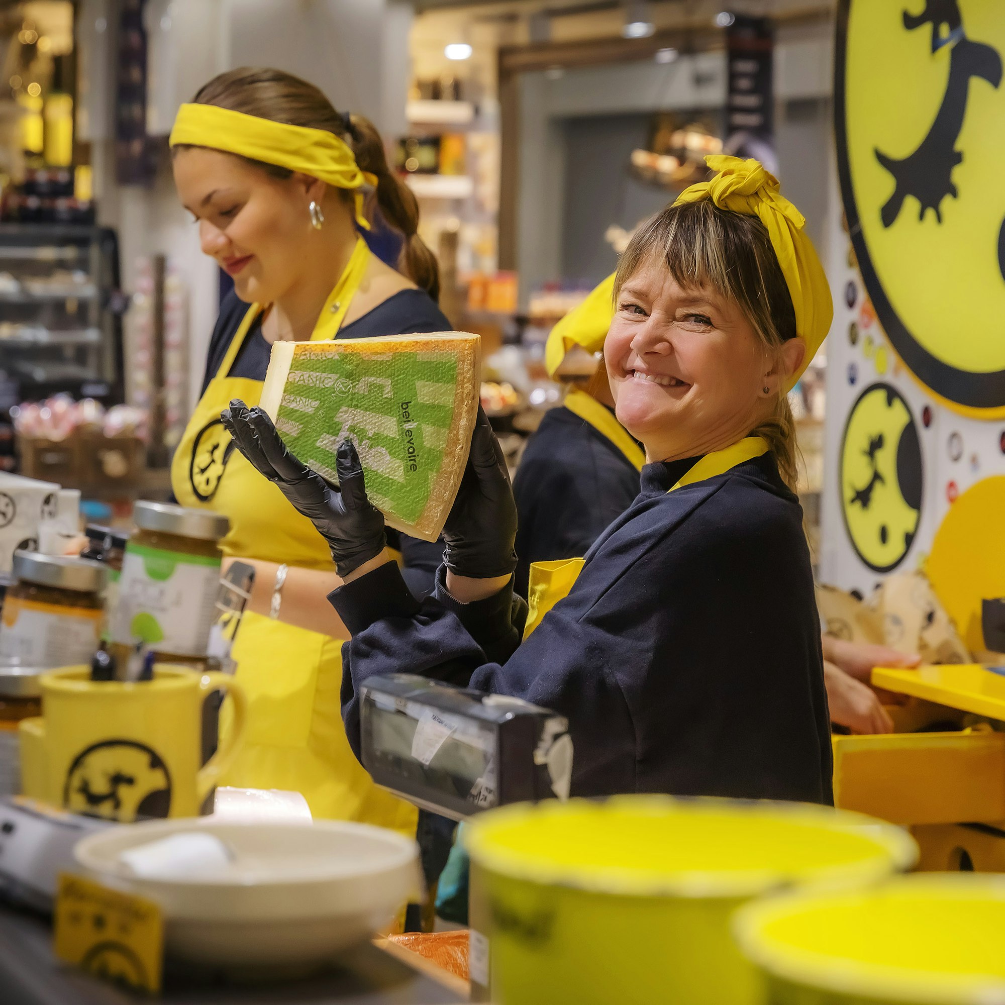 Laura Mauno pitelee etualalla juustoa, taustalla Matilda Sari.