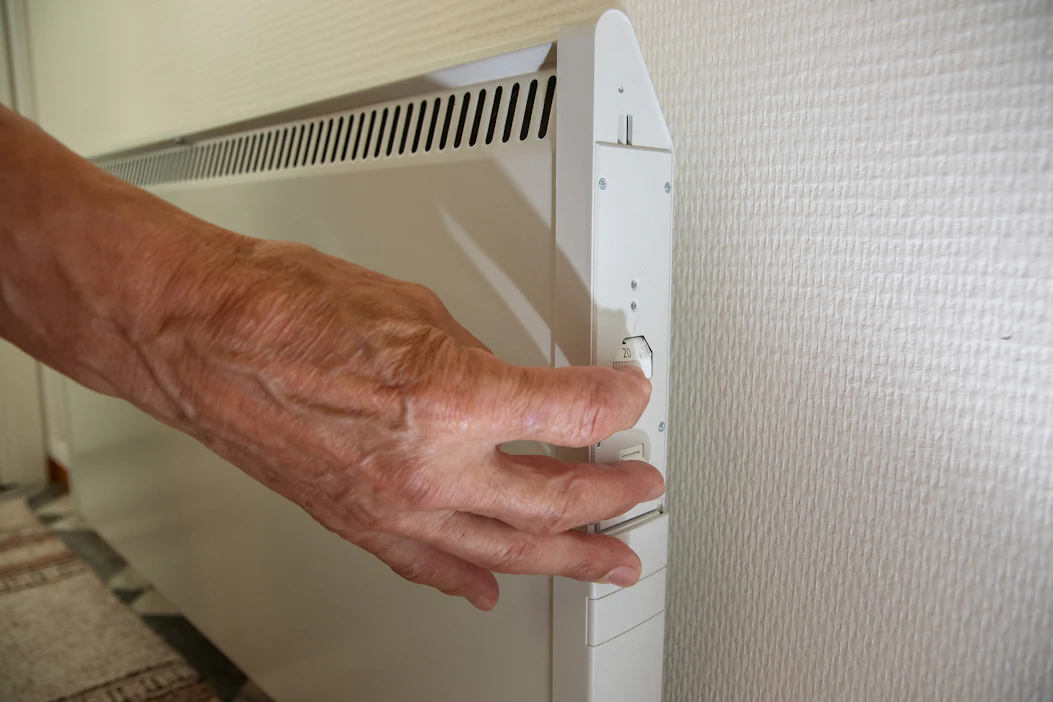 Joensuun Niittylahdessa asuva Reijo Tolvanen lämmittää noin 80 neliön omakotitaloa sähköllä. Keväällä solmitun sopimuksen hinta on 12snt/kWh.
