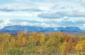 Kilpisjärvi on suurtuntureiden ympäröimä laakso.