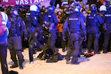 Arkistokuva viime vuoden itsenäisyyspäivältä, kun Helsingin poliisi tyhjensi Helsingin Töölöntoria. Oikeusasiamiehen tuoreen päätöksen mukaan poliisin voimakeinoissa ei ollut moitittavaa. LEHTIKVUA / Markku Ulander. 