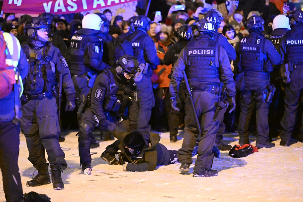 Arkistokuva viime vuoden itsenäisyyspäivältä, kun Helsingin poliisi tyhjensi Helsingin Töölöntoria. Oikeusasiamiehen tuoreen päätöksen mukaan poliisin voimakeinoissa ei ollut moitittavaa. LEHTIKVUA / Markku Ulander.