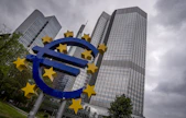 Keskuspankit ovat kiristäneet rahapolitiikkaansa ja nostaneet ohjauskorkojaan kerta toisensa jälkeen hidastaakseen inflaatiota. Korkojen nostovaiheen odotetaan päättyvän ennen pitkää. Euroopan keskuspankin keskeisin tehtävä on ylläpitää hintavakautta euroalueella.