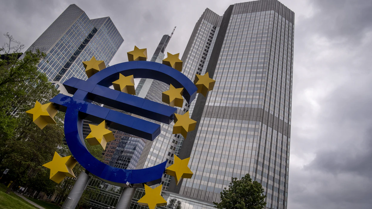 Keskuspankit ovat kiristäneet rahapolitiikkaansa ja nostaneet ohjauskorkojaan kerta toisensa jälkeen hidastaakseen inflaatiota. Korkojen nostovaiheen odotetaan päättyvän ennen pitkää. Euroopan keskuspankin keskeisin tehtävä on ylläpitää hintavakautta euroalueella.