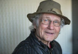 Olli Lehto on kerännyt perikunnilta tukkilaisten vanhoja varusteita. Lierihattu suojasi niin auringolta kuin sateelta. 