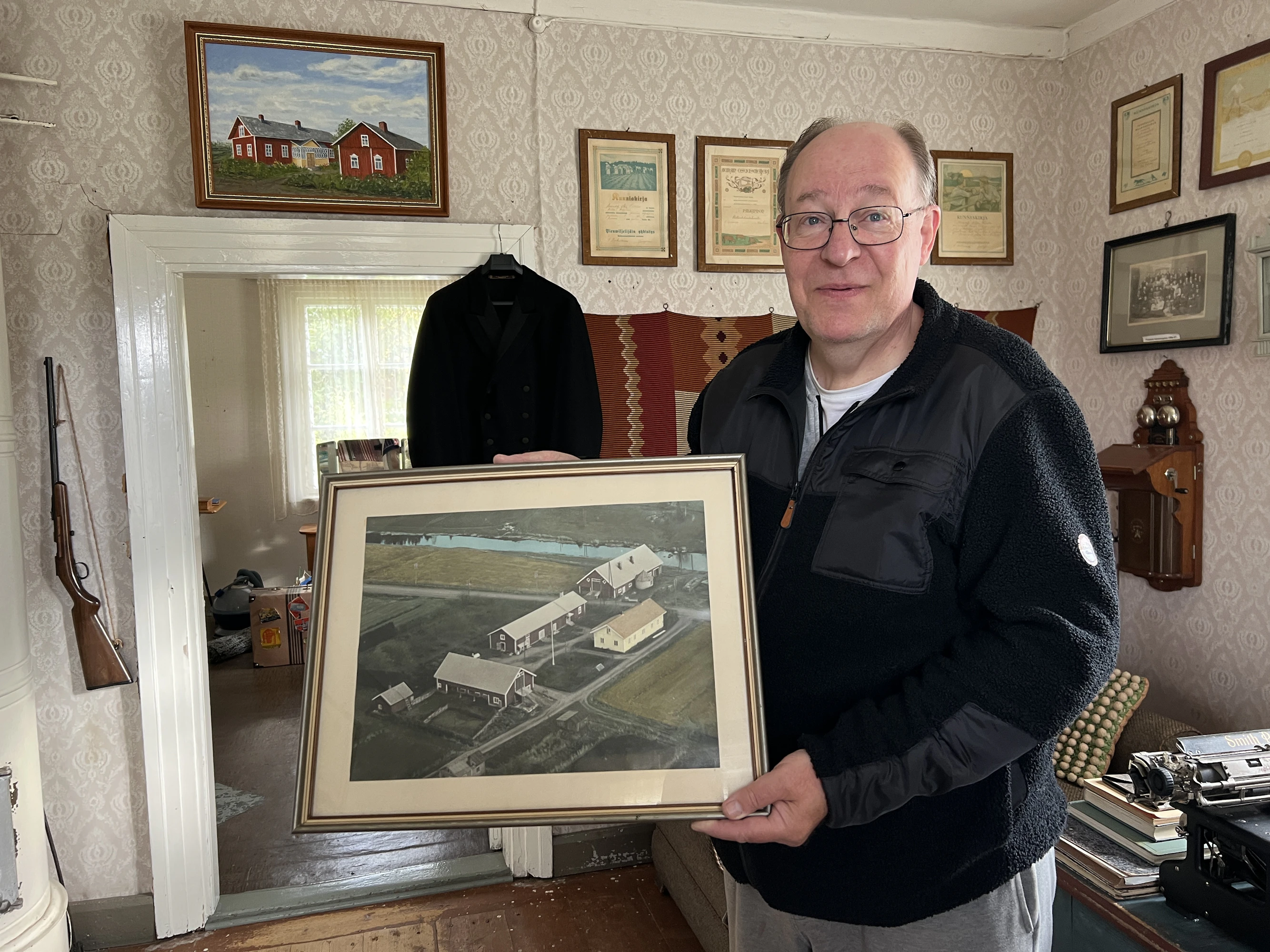 ”Äitini on hankkinut taulun kiertokauppiailta 1950-luvulla”, Veräjänkorvan tilalla pientä kotiseutumuseota pyörittävä Ari Vilén kertoo.