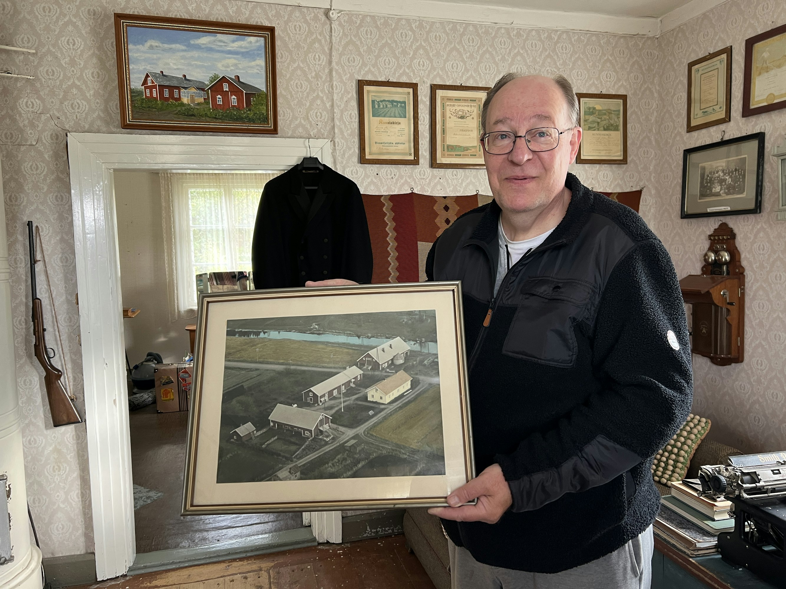 ”Äitini on hankkinut taulun kiertokauppiailta 1950-luvulla”, Veräjänkorvan tilalla pientä kotiseutumuseota pyörittävä Ari Vilén kertoo.