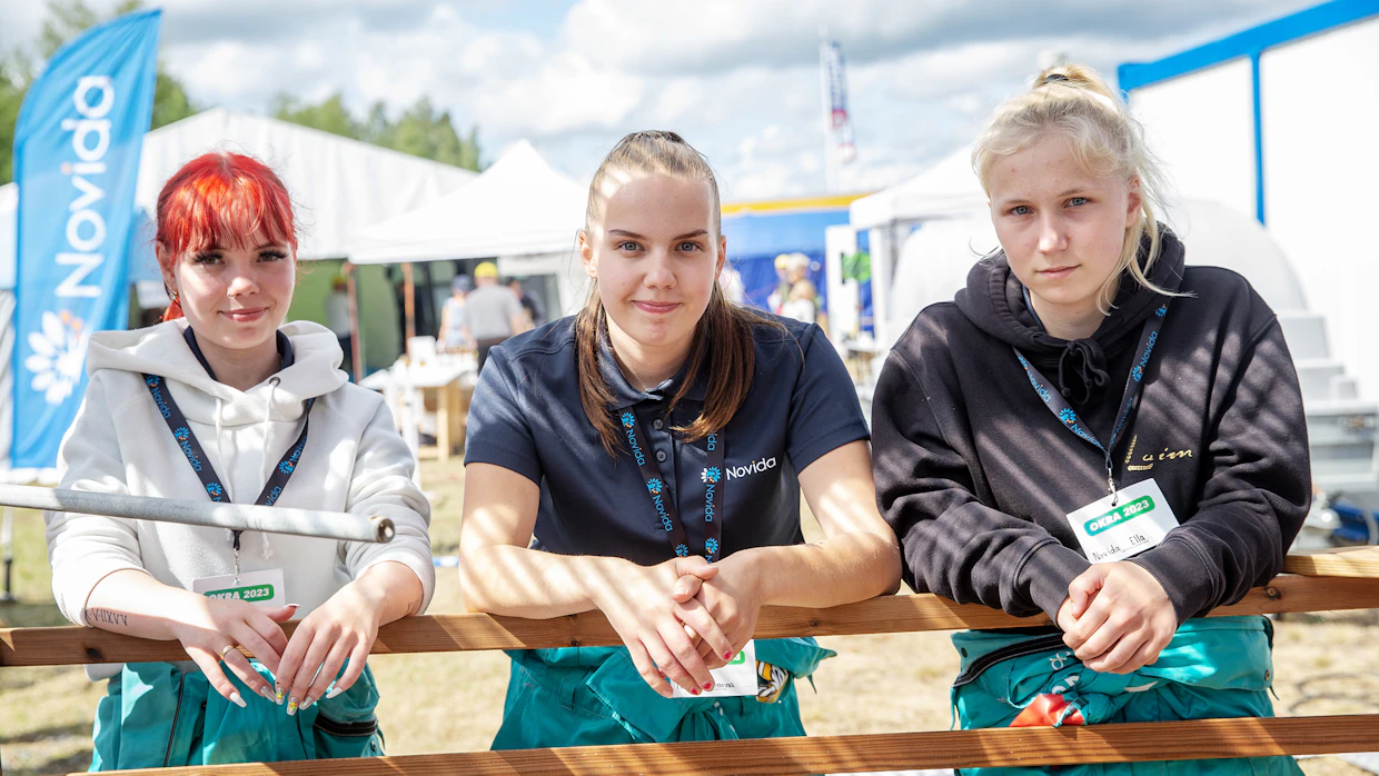Nikita Virtanen (vas.), Joanna Wessman ja Ella Sahramaa opiskelevat maatalousyrittäksi Loimaalla Novidassa.