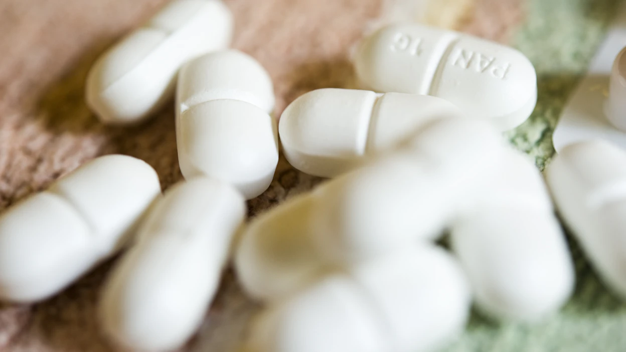 Antibiooteille vastustuskykyiset bakteerit uhkaavat sekä ihmisten että eläinten terveyttä.
