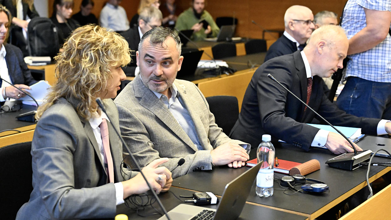 Fitburg-aluksen kapteeni Andrei Maksimenko (toinen vasemmalta) kiistää syytteet. Kapteeni kertoi poliisille olevansa sitä mieltä, että alus ei ole aiheuttanut vahinkoja.