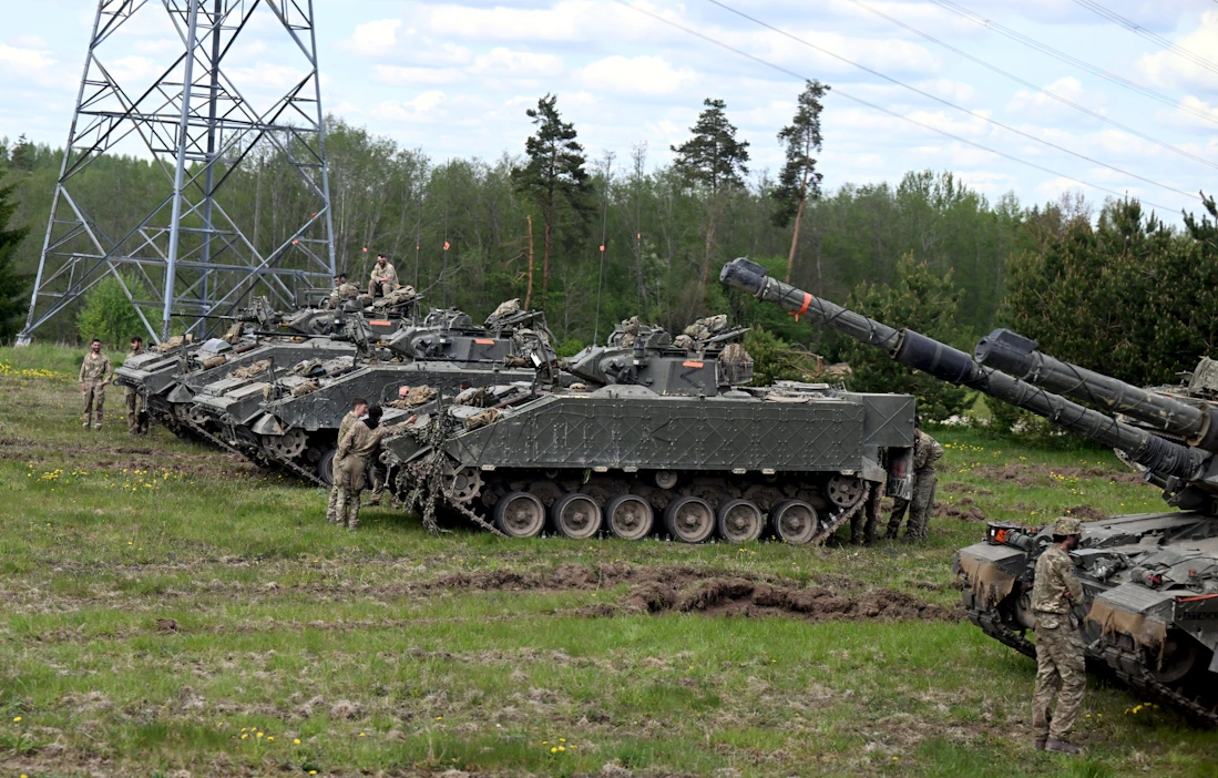 Maat suunnittelevat hankkivansa yhdessä useita satoja Combat Vehicle 90 -rynnäkköpanssarivaunuja, jotka tunnetaan nimellä CV90. Kuva sotaharjoituksista Virosta toukokuussa 2024. LEHTIKUVA / JUSSI NUKARI .