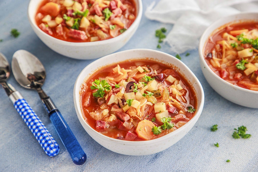 Kuvan keitto valmistettiin naudankielestä, kinkkusuikaleista, ja raakamakkarasta.