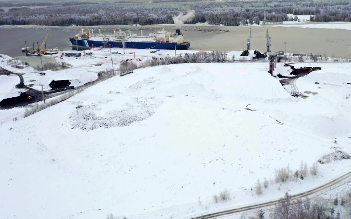 Joddbölessä sijaitsevan alueen kaavan muuttaminen on jo vireillä Fortumin johdolla. Kuvassa Inkoon syväsatama ja siellä sijaitseva LNG-terminaalilaiva. LEHTIKUVA / Jussi Nukari.