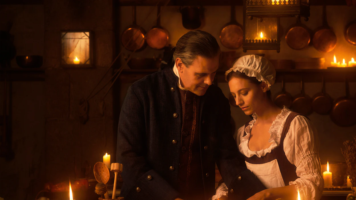 Castamarin herttua Diego (Roberto Enríquez) tutustuu ruuanlaiton saloihin keittäjätär Clara Belmonten (Michelle Jenner) kanssa.