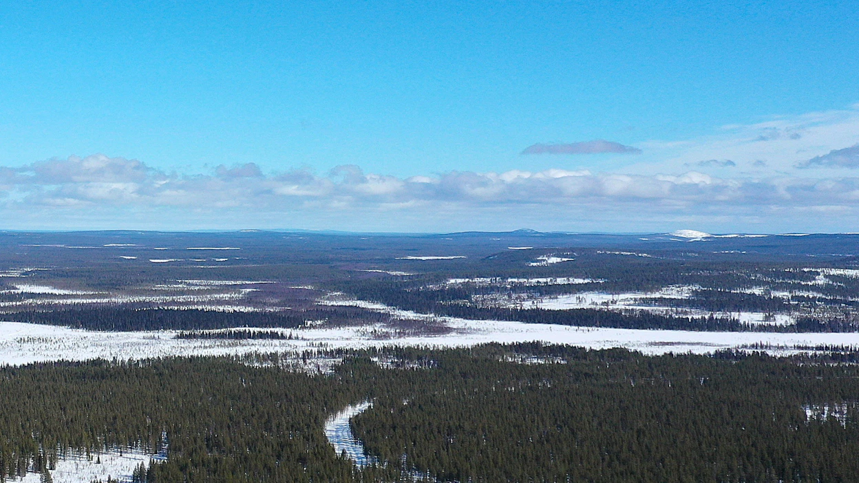 Ikkarin kultasiintymä sijaitsee kuvassa suunnilleen keskellä näkyvän aavan haarautumiskohdassa.