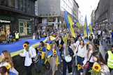 Auringonkukat ja Ukrainan liput värittivät Helsingin katukuvaa maanantaina Ukrainan itsenäisyyspäivän kunniaksi. MIKKO STIG / LEHTIKUVA. 