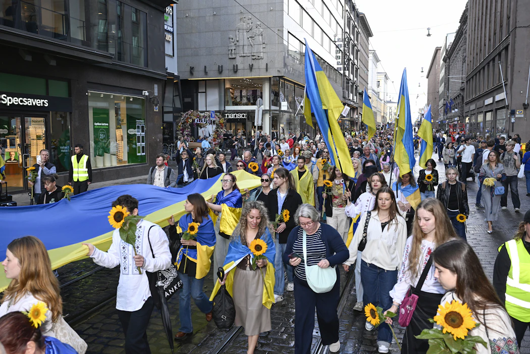 Auringonkukat ja Ukrainan liput värittivät Helsingin katukuvaa maanantaina Ukrainan itsenäisyyspäivän kunniaksi. MIKKO STIG / LEHTIKUVA.