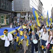 Auringonkukat ja Ukrainan liput värittivät Helsingin katukuvaa maanantaina Ukrainan itsenäisyyspäivän kunniaksi. MIKKO STIG / LEHTIKUVA.